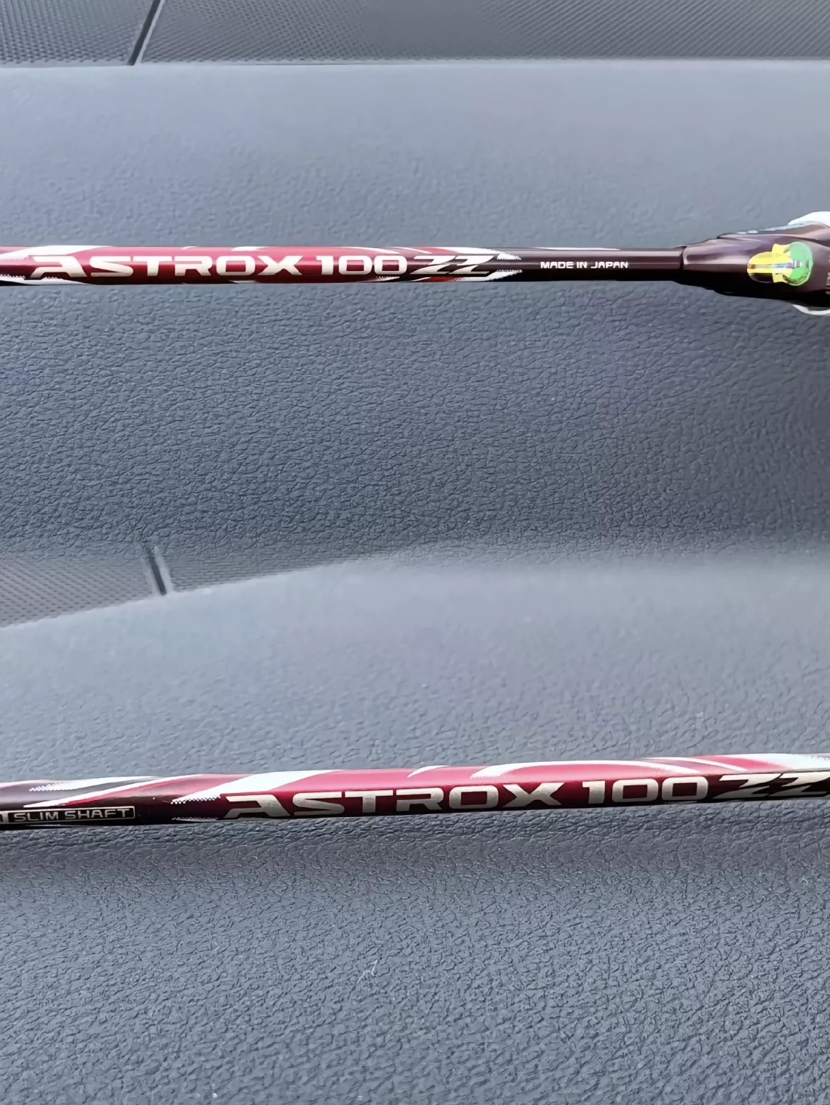 个人转让全新尤尼克斯超轻羽毛球拍 我们行运动会发的羽毛球拍，球拍是统一在体育用品店598一副购买的，球拍是4u，全碳素， 拉好线重量在83克左右，碳素拍，手胶已